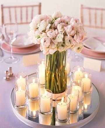 Centro de mesa con flores y velas
