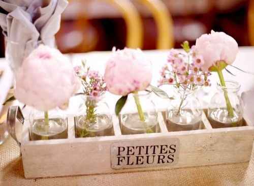 Centros de mesa con variedad de flores