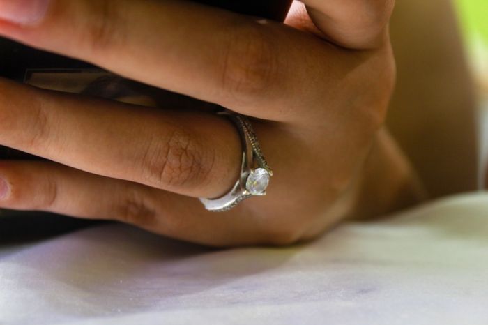 📸 Publica una foto mostrando su anillo de compromiso o alianza de boda 29