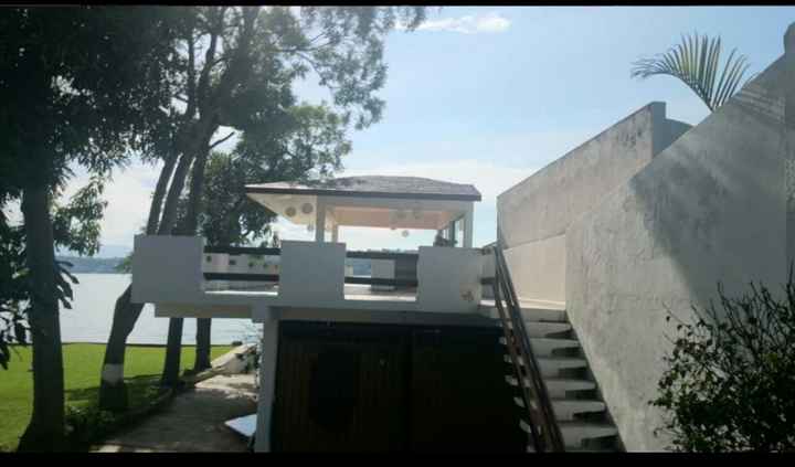 En este espacio hay un mesa de billar, una rokola y una barra.