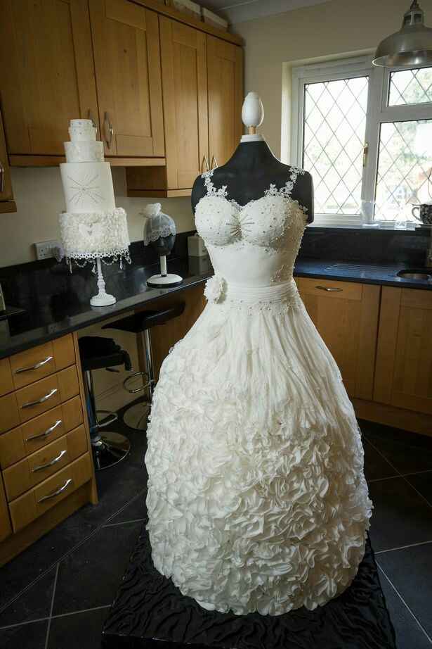 Pastel con forma de vestido de novia. - 2