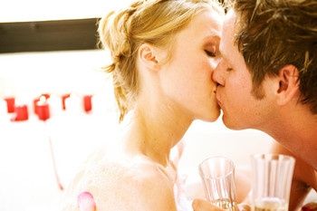 LO UN BESO ES LA UNIO  DE LOS SENTIMENTOS 