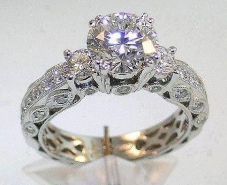 Espectacular anillo