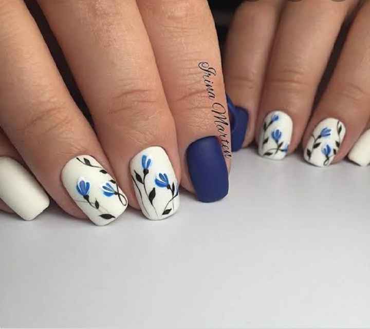 Diseños de uñas en azul - 1
