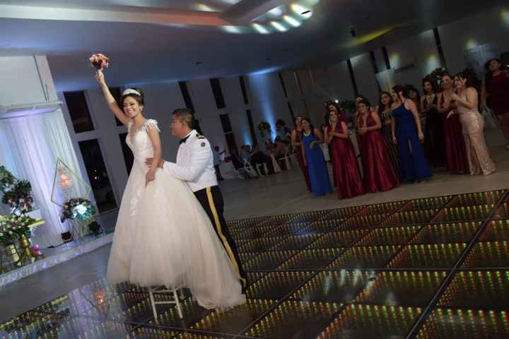 Fotos del épico momento “novia lanza tu ramo” - 1