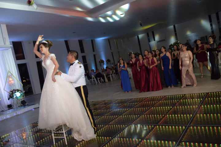 Fotos del épico momento “novia lanza tu ramo” - 2