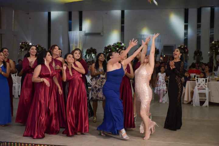 Fotos del épico momento “novia lanza tu ramo” - 3