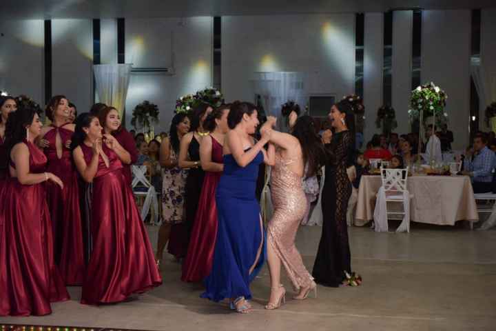 Fotos del épico momento “novia lanza tu ramo” - 4