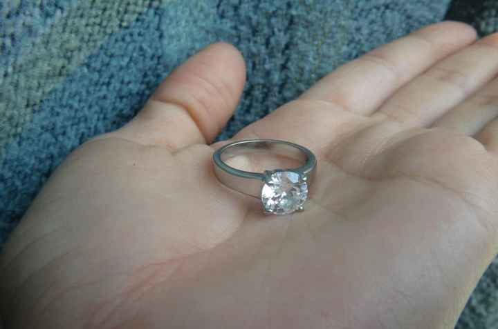 Me dio el anillo un día después de festejar un mes mas de novios.