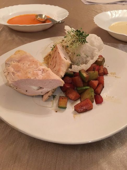 pechuga rellena de queso crema con espinacas, verduras salteadas con balsamico, pure de papa a la di