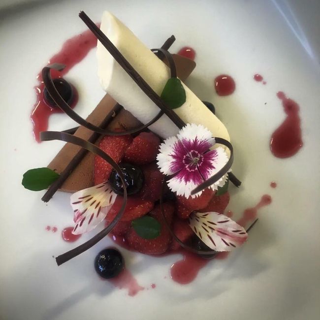 duo de mousses de chocolate blanco & oscuro compota de frutas y coulis de frutos rojos