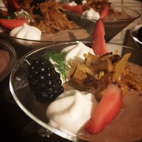 mouse de chocolate oscuro con chips de manzana frutos rojos y eneldo (este lo hice ayer para una pos