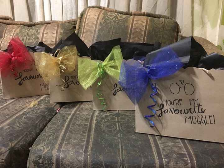 les puse papel china negro para que simulara tipo el cabello de Harry y también un moño coqueton del