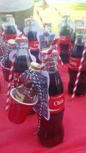 La coca-cola no puede faltar jajaja y si es con un toque de alcohol puede ser un buen recuerdo para 
