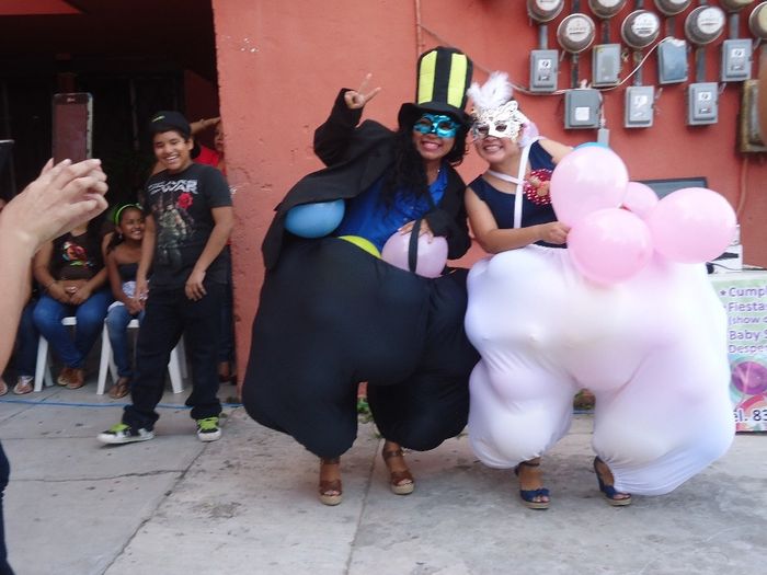 los novios con globos