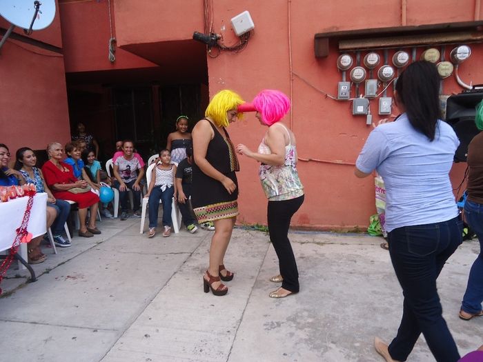 baila sin que resbale el vaso