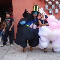 los novios con globos