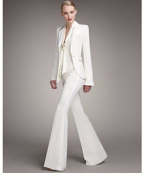 8.- Traje sastre de pantalón con corbatilla