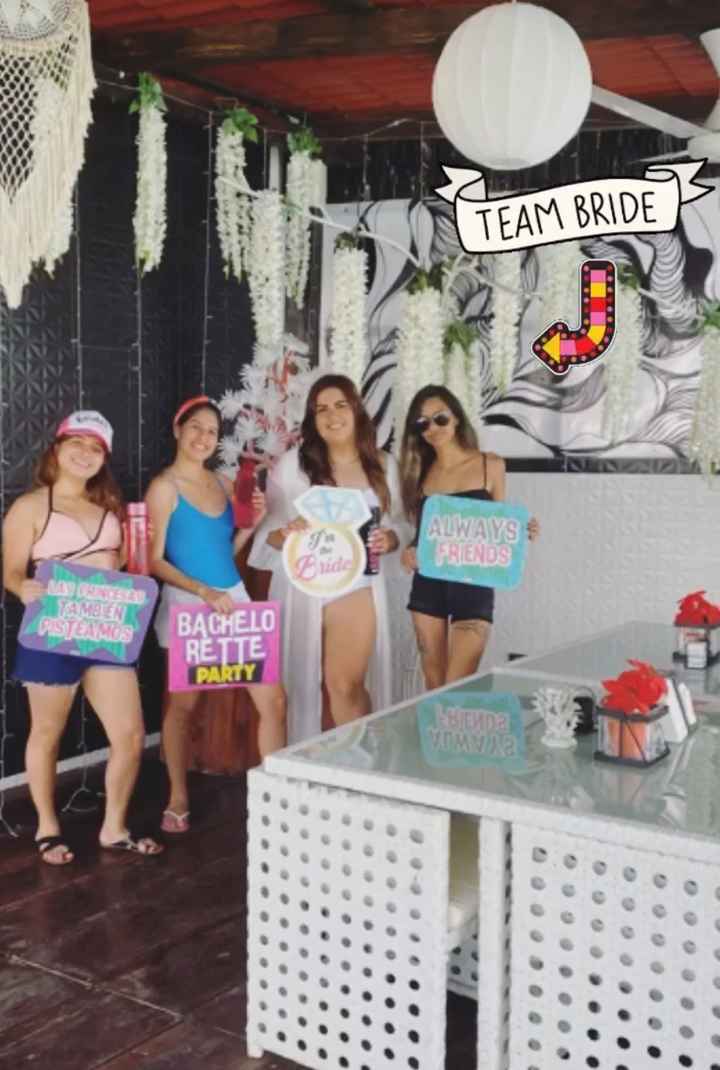 el team completo, el lugar tenia tonos blanco y parecía que nosotras lo hubiéramos decorado.