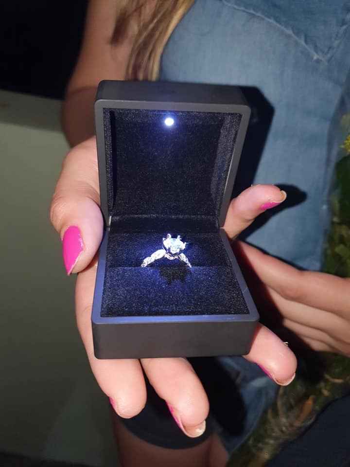 It’s official! Me dio el anillo 😍🥺❤️ - 2