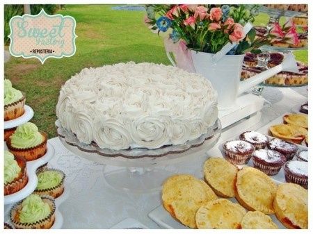 Pastel en mesa de dulces