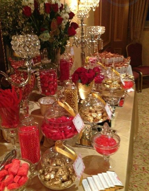 Mesa de postres en dorado y rojo 2