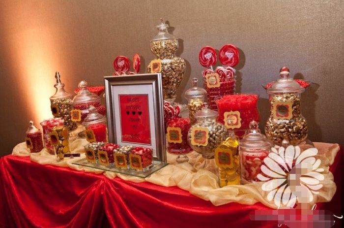Mesa de postres en dorado y rojo 5