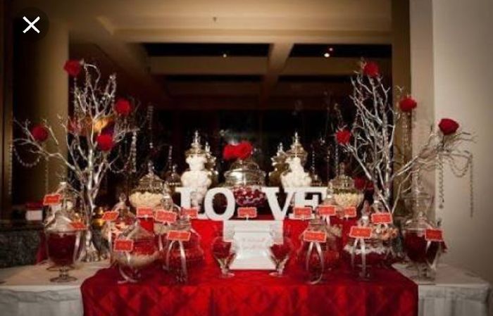 Mesa de postres en dorado y rojo - 13