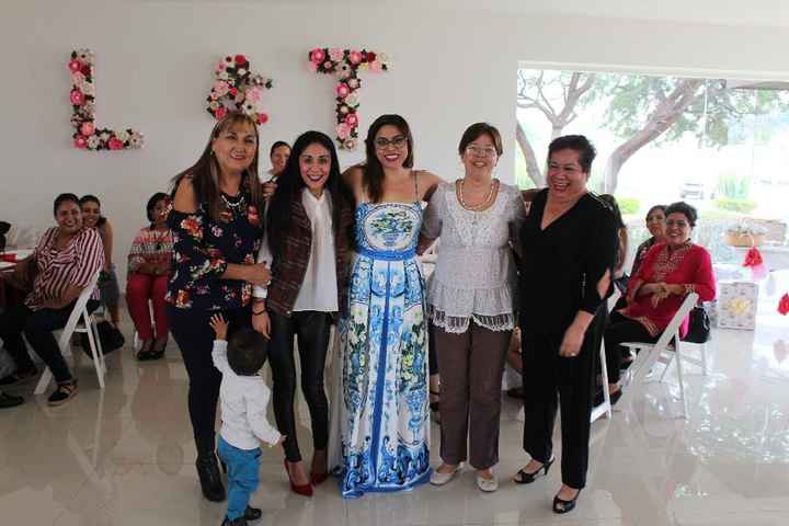 Equipo Chiste colorado, la de vestido azul es mi hermana