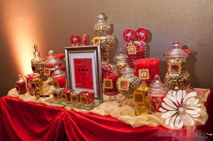 Mesa de postres en dorado y rojo - 5