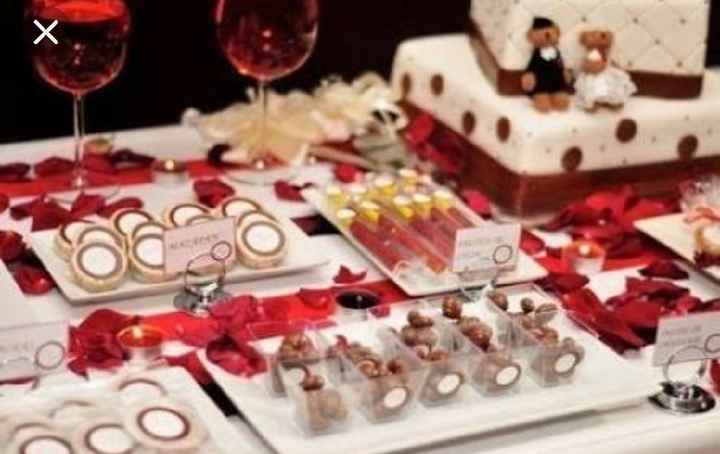 Mesa de postres en dorado y rojo - 12