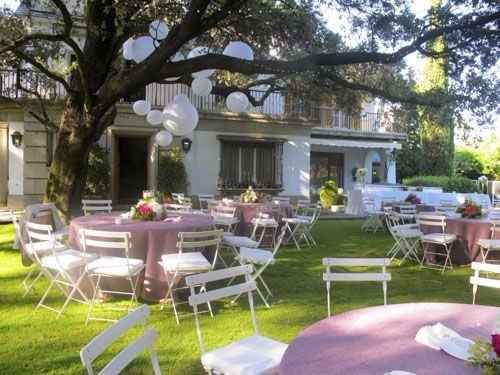 el jardin por la tarde quiero poner eso ya que tmb tenemos arboles y unas mesas super originales y e