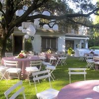 el jardin por la tarde quiero poner eso ya que tmb tenemos arboles y unas mesas super originales y e