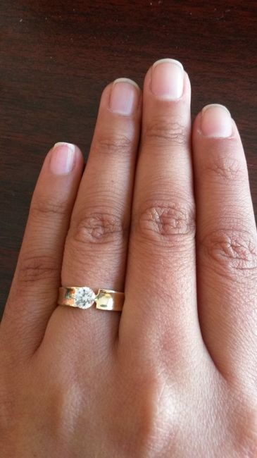 Mano morena con on sale anillo de compromiso