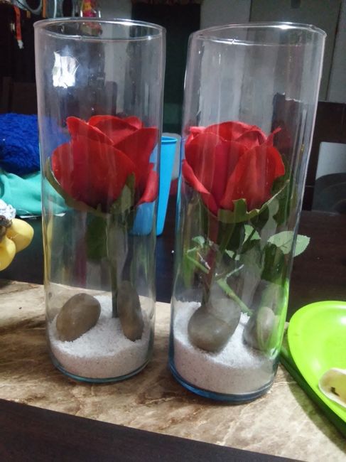 les falta aun el agua porq van llenos con una velita flotando , q les parecen y unos petalos en la m