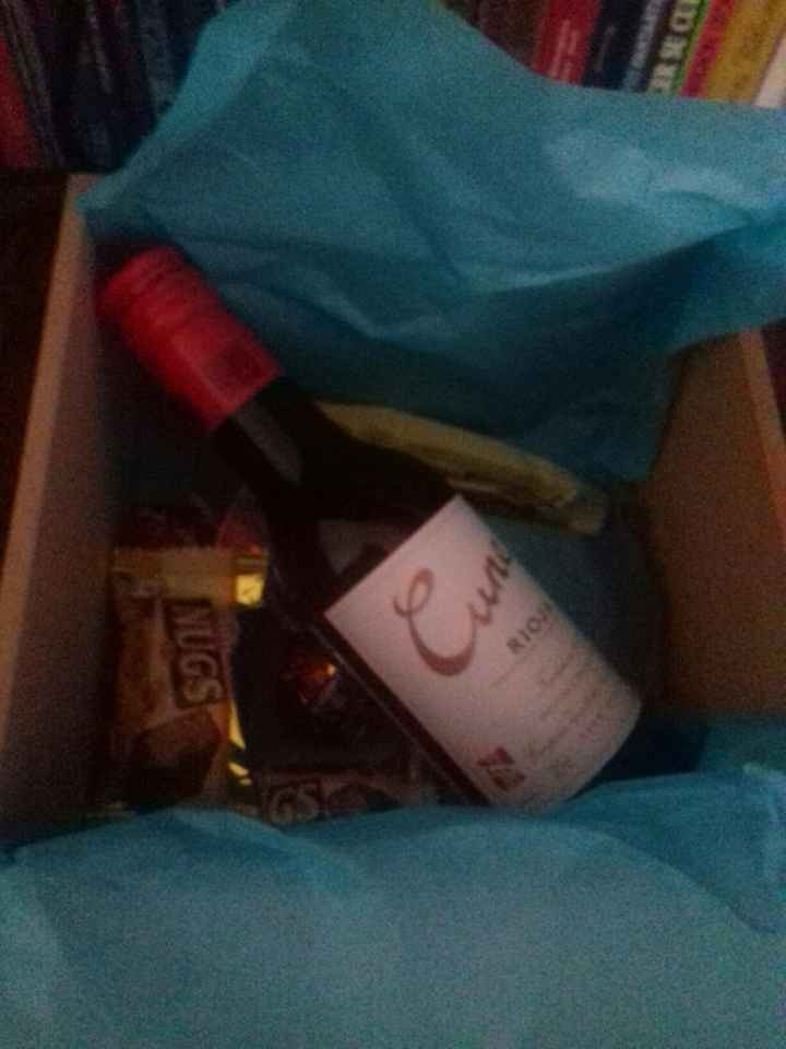 cajita con botella y dulces