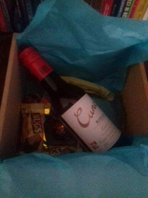 cajita con botella y dulces