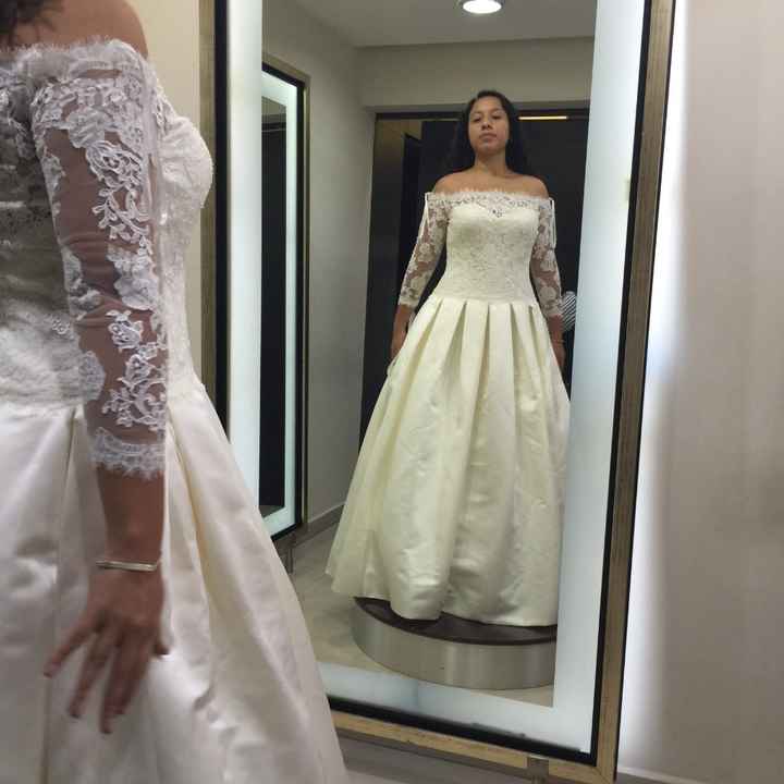 Este es como lo que buscaba, pero creo que las mangas me hacen ver mas ancha y me dicen que me hacen