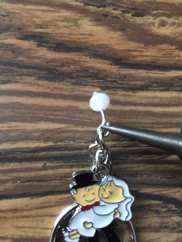 Cerrando el ganchito con las pinzas