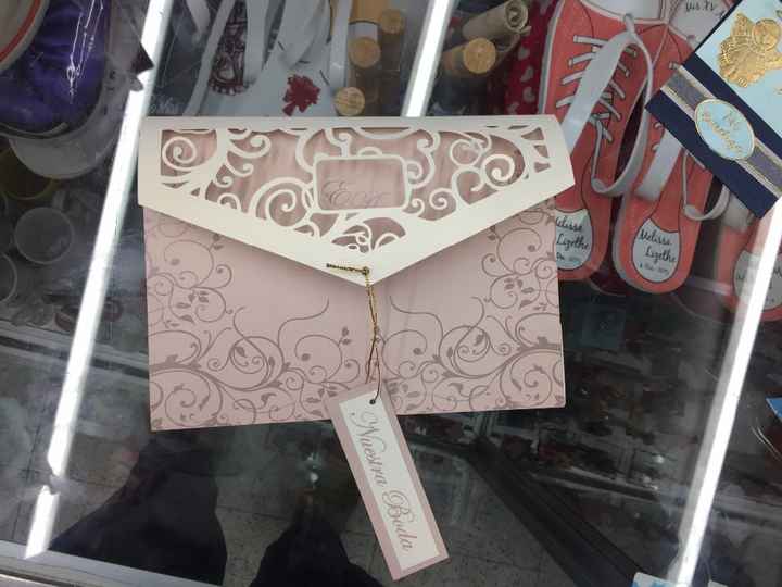 Las grecas de la parte inferior las pedi mas pequeñas y solo en las esquinas no tan cargado y el hil