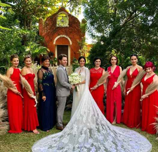 Los novios con sus damas
