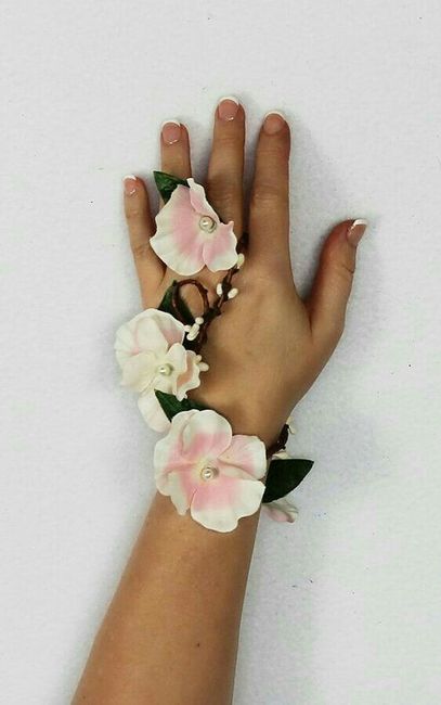 ¿qué podrían usar las damas de honor que las distinga de los demás invitados? 4