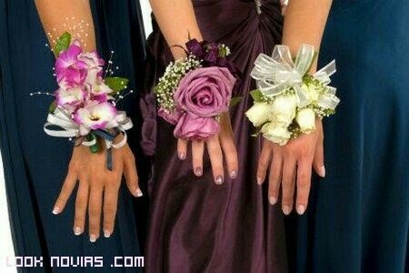 ¿qué podrían usar las damas de honor que las distinga de los demás invitados? 5