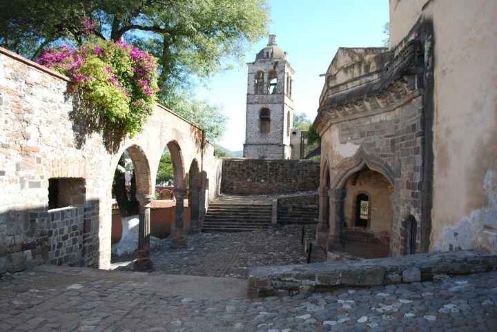 Costado Derecho para subir al Atrio de la Catedral