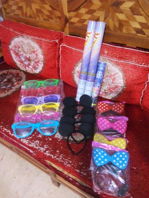 lentes, orejas de mickey y minnie, pulceras y confeti