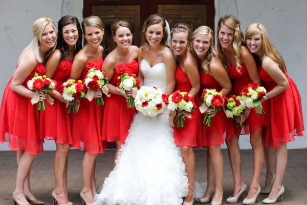 Colores: Vestidos de las damas en rojo 10