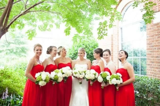 Colores: Vestidos de las damas en rojo 16