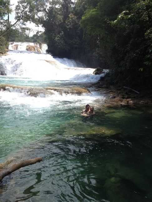 Cascadas de agua azul