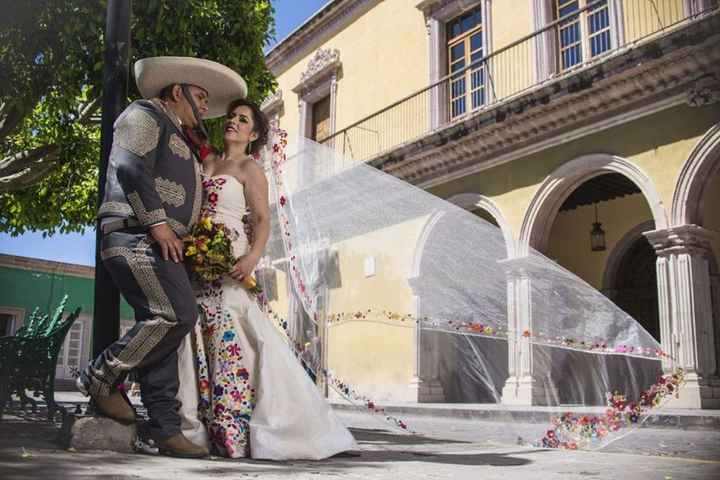 Vestido y Velo bordado