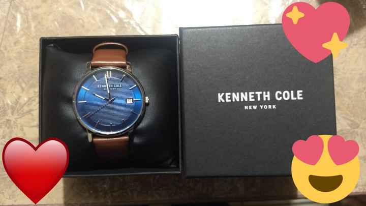 Le entregué su reloj 😊 - 2